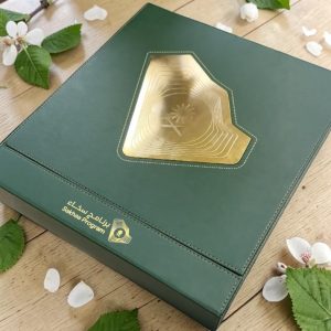 علبة التقرير السنوي الفاخرة لبرنامج سخاء – جلد ملكي مع لوح نحاسي مذهب وطباعة حرارية
